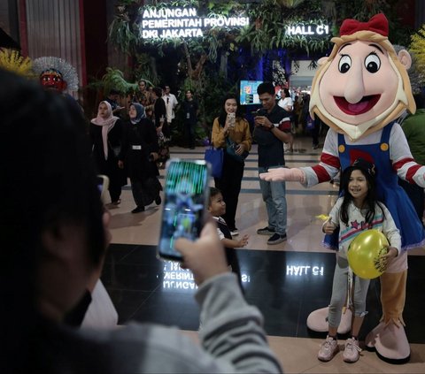 FOTO: Antusiasme Warga Saksikan Pesta Kembang Api hingga Berburu Produk Favorit di Hari Pertama Pembukaan Jakarta Fair 2024