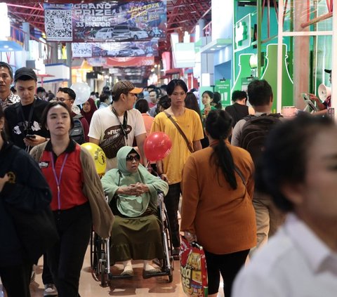 FOTO: Antusiasme Warga Saksikan Pesta Kembang Api hingga Berburu Produk Favorit di Hari Pertama Pembukaan Jakarta Fair 2024