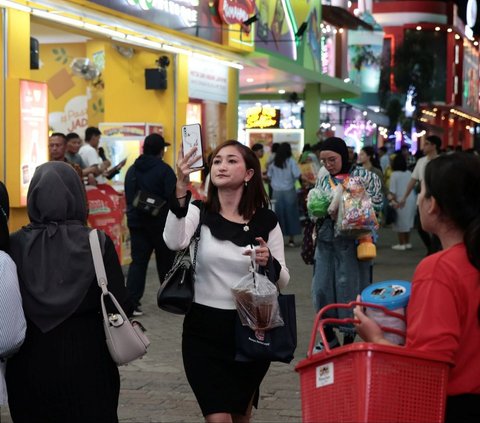 FOTO: Antusiasme Warga Saksikan Pesta Kembang Api hingga Berburu Produk Favorit di Hari Pertama Pembukaan Jakarta Fair 2024