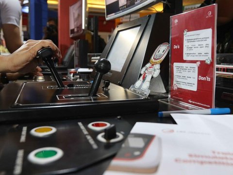 FOTO: Mencoba Jadi Masinis LRT di Jakarta Fair 2024