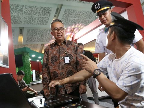 FOTO: Mencoba Jadi Masinis LRT di Jakarta Fair 2024