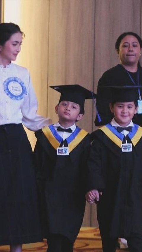 Lulus TK, 8 Foto Wisuda Anak Kembar Kadek Devi yang Nggak Identik Hingga Sama Gantengnya