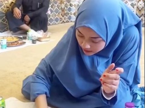 Perempuan Ini Bertemu Sosok Wanita Mirip Mendiang Ibunya saat di Tanah Suci, Ekspresinya Bikin Haru