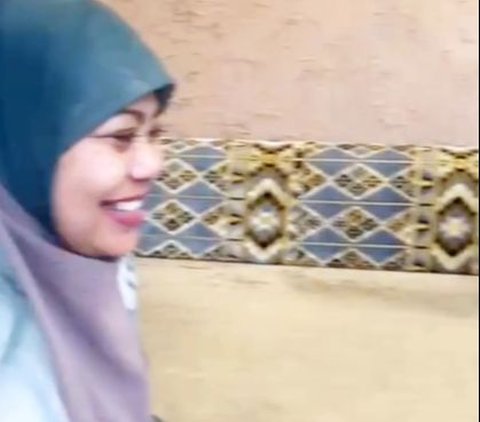 Perempuan Ini Bertemu Sosok Wanita Mirip Mendiang Ibunya saat di Tanah Suci, Ekspresinya Bikin Haru