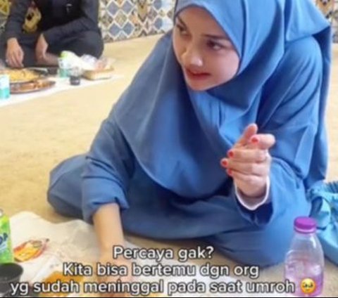 Perempuan Ini Bertemu Sosok Wanita Mirip Mendiang Ibunya saat di Tanah Suci, Ekspresinya Bikin Haru