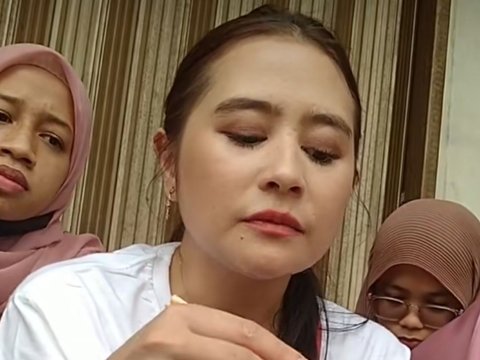 Prilly Latuconsina Tiba-tiba Jadi Sorotan, Asyik Ngemper Sambil Jadi 'Dosen Pembimbing'