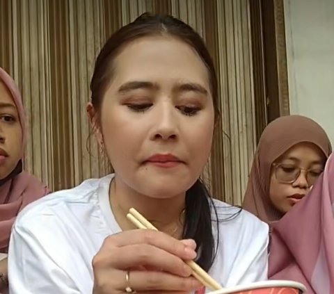 Prilly Latuconsina Tiba-tiba Jadi Sorotan, Asyik Ngemper Sambil Jadi 'Dosen Pembimbing'