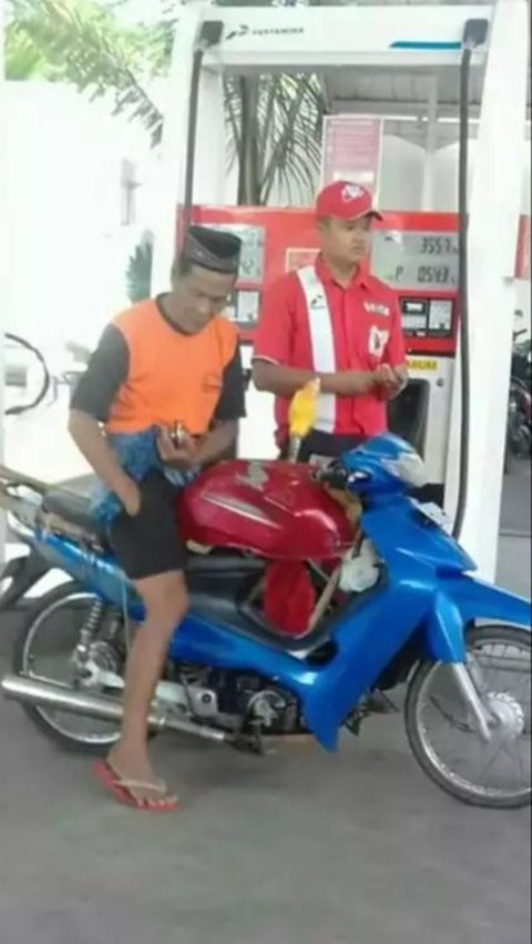 10 Foto Modifikasi Tangki Motor dari Botol Bekas yang Sangat Absurd