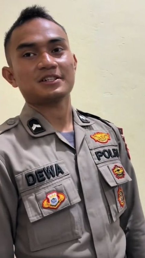 Anggota Polisi pakai Gelang Tridatu<br>