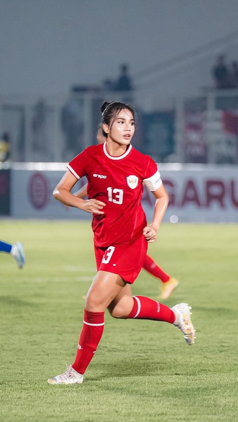 This is a portrait of Shafira Ika when she is on the field. Her appearance as a captain immediately becomes the center of attention.