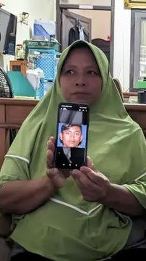Confident that her child is innocent, Ibu Pegi Setiawan rejects the forensic psychologist examination.