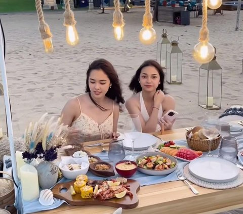 Potret Cut Tari Asyik Makan Bareng 2 Putrinya di Pinggir Pantai, Terlihat Seumuran & Bak Bestie