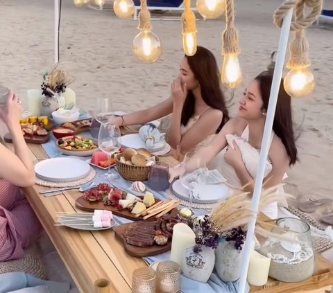 Potret Cut Tari Asyik Makan Bareng 2 Putrinya di Pinggir Pantai, Terlihat Seumuran & Bak Bestie