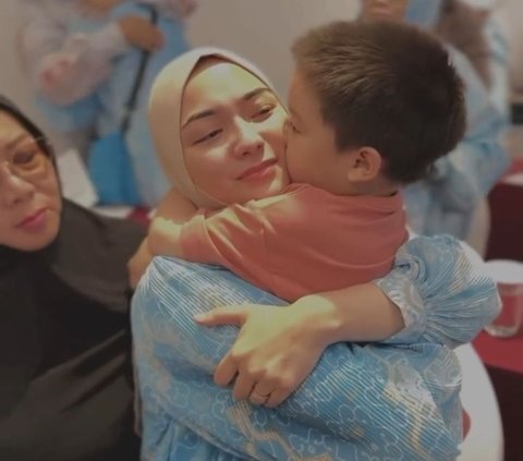 Portrait of Citra Kirana's Emotional Departure for Hajj, Unable to Hold Back Tears Saying Goodbye to Her Children