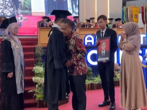 Momen Haru Orang Tua Gantikan Putra Tunggalnya Wisuda di UMP, Sang Anak Berpulang karena Sakit