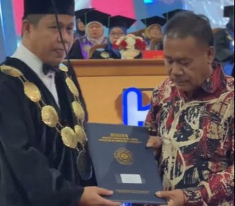 Momen Haru Orang Tua Gantikan Putra Tunggalnya Wisuda di UMP, Sang Anak Berpulang karena Sakit