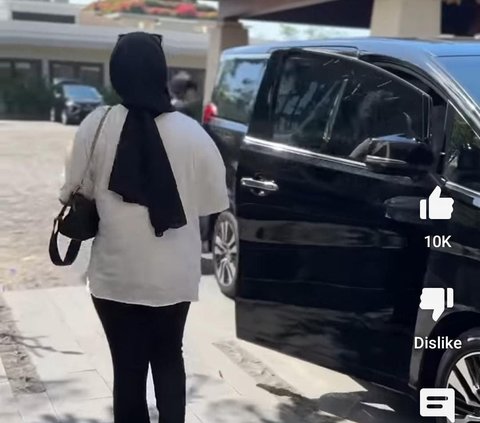 Lucunya Sule Goda Pacar Cantiknya yang Sedang Anteng Duduk di Mobil Buggy, Netizen Auto Gemas