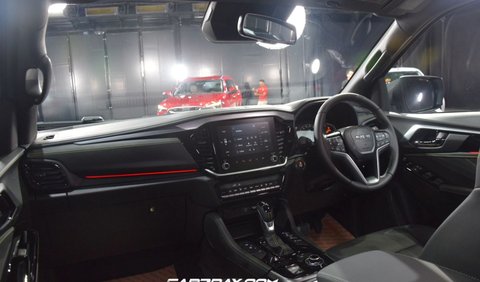 Pengguna Mitsubishi Pajero Sport dan Toyota Fortuner pasti iri dengan fitur Isuzu MU-X. Pasalnya, Isuzu MU-X dilengkapi dengan layar MID 7 inci dan head unit 9 inci yang dapat terhubung dengan Android Auto dan Apple CarPlay