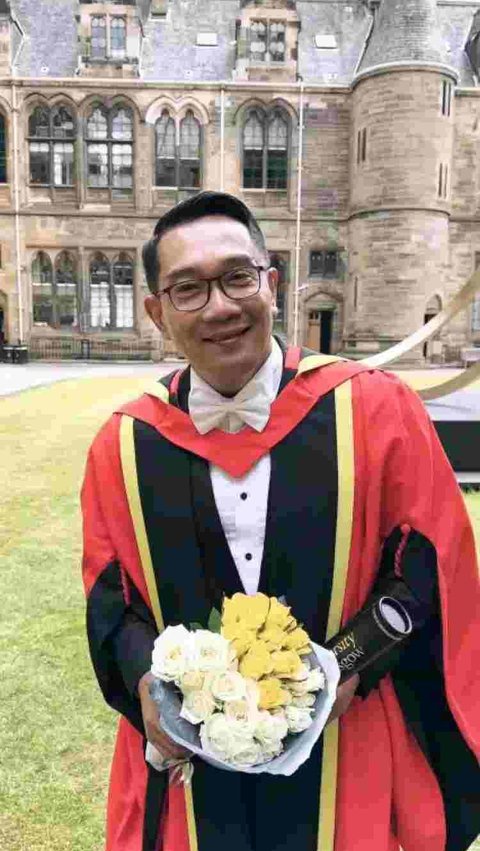 Pada momen itu Ridwan Kamil memakai jubah kebanggaan dari University of Glasgow.<br>