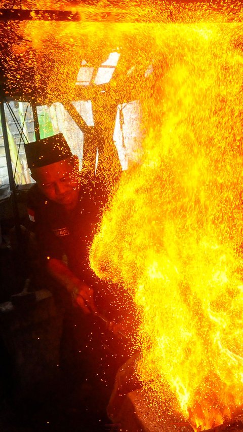 FOTO: Mengintip Pembuatan Pisau Sembelih Hewan Kurban