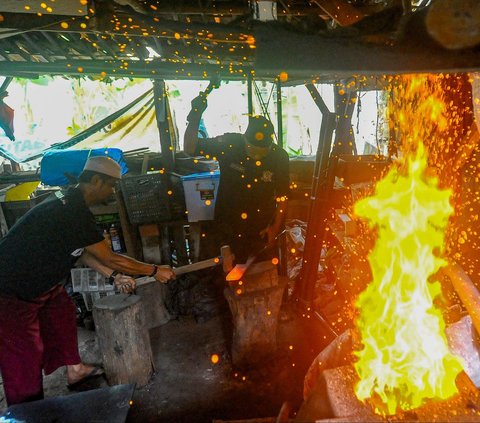 FOTO: Mengintip Pembuatan Pisau Sembelih Hewan Kurban