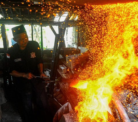 FOTO: Mengintip Pembuatan Pisau Sembelih Hewan Kurban