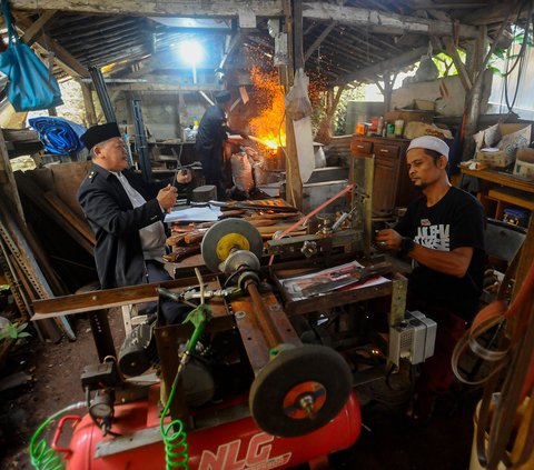 FOTO: Mengintip Pembuatan Pisau Sembelih Hewan Kurban