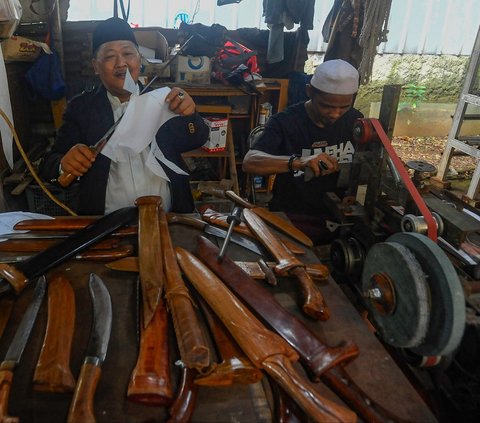 FOTO: Mengintip Pembuatan Pisau Sembelih Hewan Kurban