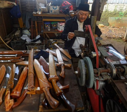 FOTO: Mengintip Pembuatan Pisau Sembelih Hewan Kurban