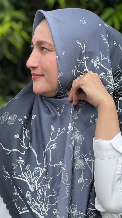 The Latest Portrait of Sarah Amalia, Former Wife of Ariel NOAH, who is now Firmly Wearing Hijab