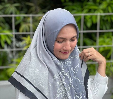The Latest Portrait of Sarah Amalia, Former Wife of Ariel NOAH, who is now Firmly Wearing Hijab