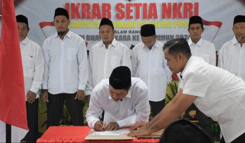 Agus juga turut menyerahkan bantuan sosial seusai acara ikrar kesetiaan NKRI. <br>