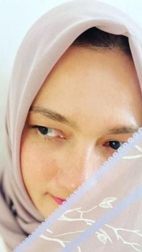 The Latest Portrait of Sarah Amalia, Former Wife of Ariel NOAH, who is Now Firmly Wearing Hijab.