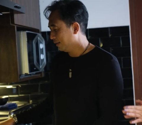 Jarang Dipakai Masak, Begini Penampakan Dapur Wina Natalia yang Mirip Bar Modern