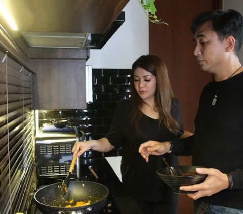 Jarang Dipakai Masak, Begini Penampakan Dapur Wina Natalia yang Mirip Bar Modern