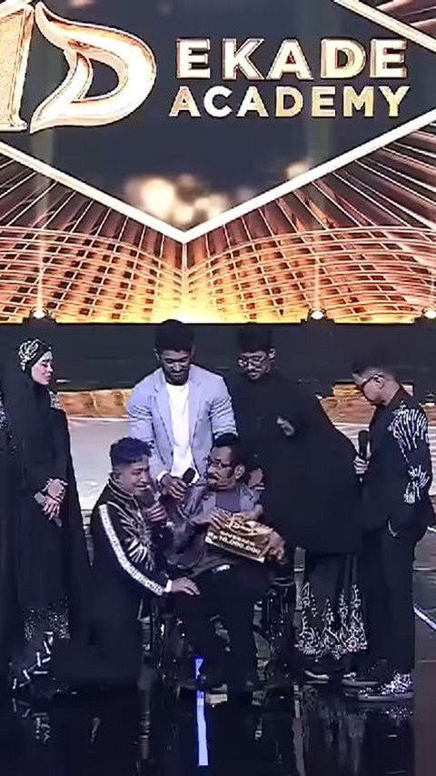 Hamdan ATT Hadir Pakai Kursi Roda, Satu Studio Menangis saat Bintang Dangdut Terbaik Indosiar Bawakan Lagu 'Termiskin di Dunia'<br>