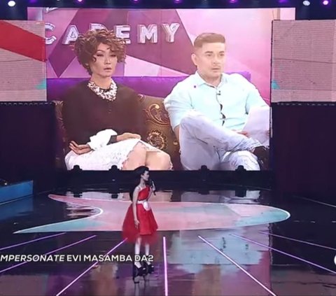 Satu Studio Ketawa Melihat Gaya Rina Nose Impersonate Evi Masamba di atas Panggung