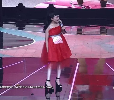 Satu Studio Ketawa Melihat Gaya Rina Nose Impersonate Evi Masamba di atas Panggung