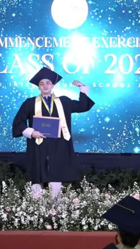 Potret Anak Anjasmara yang Parasnya Makin Mirip Ayahnya, Baru Saja Wisuda!