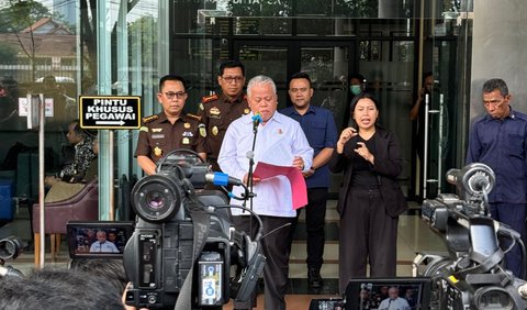 “Penyidik pada Jampidsus telah menyerahkan tersangka dan barang bukti atas 10 org tersangka di Kejaksaan Negeri Jakarta Selatan. Tentu diserahkan kepada Penuntut Umum di Kejaksaan Negeri Jakarta Selatan,”