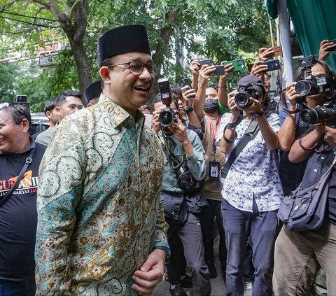 Mantan Gubernur DKI Jakarta, Anies Rasyid Baswedan tersenyum saat tiba di Kantor Dewan Pimpinan Wilayah (DPW) Partai Kebangkitan Bangsa (PKB) DKI Jakarta di Jalan Perintis Kemerdekaan, Pulogadung, Jakarta Timur, Kamis (13/6/2024). DPW PKB DKI Jakarta mengusung Anies Baswedan maju sebagai calon gubernur (cagub) di Pilkada Jakarta 2024. Foto: Merdeka.com/Arie Basuki<br>