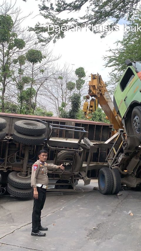 Penyebab Truk Kontainer Terbalik Menimpa Mobil Hyundai Sampai Ringsek di Jakut