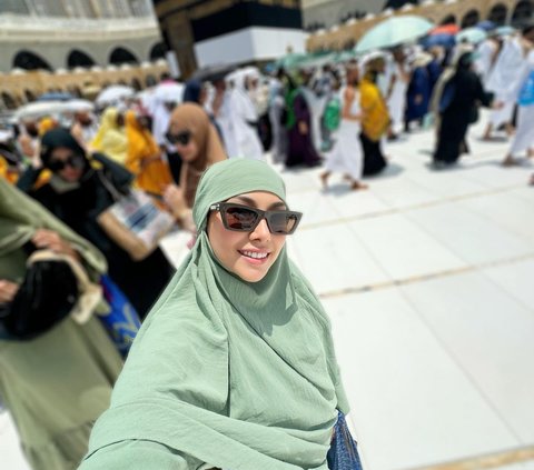 Never Taking a Break from Posting Photos, 8 Pictures of Nisya Ahmad During Hajj That Received Criticism
