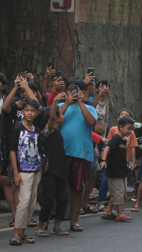 Sebagaimana yang terlihat di kawasan Ragunan, anak-anak berkumpul di pinggir jalan untuk menunggu bus yang keluar dari kebun binatang. Foto: Merdeka.com/Imam Buhori