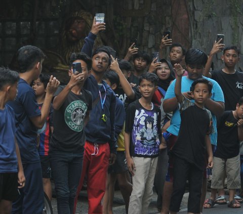 FOTO: Potret Anak-Anak Tetap Nekat Berburu Klakson Telolet Bus Meski Mengancam Nyawa