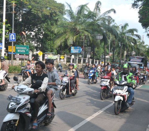 Beberapa di antaranya bahkan sampai mengendarai sepeda motor dan melaju di depan bus untuk berburu klakson telolet.