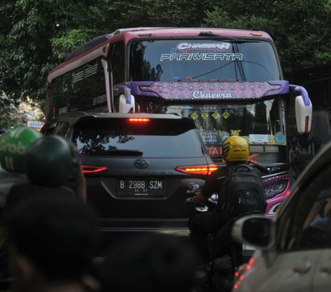 FOTO: Potret Anak-Anak Tetap Nekat Berburu Klakson Telolet Bus Meski Mengancam Nyawa