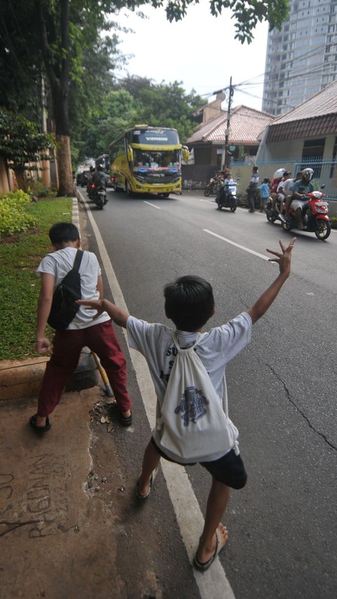 Penindakan terhadap klakson telolet akan sama seperti penindakan knalpot brong dengan dilakukan pengecekan oleh petugas di lapangan terhadap kendaraan-kendaraan yang melintas. Foto: Merdeka.com/Imam Buhori