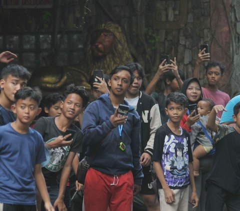 FOTO: Potret Anak-Anak Tetap Nekat Berburu Klakson Telolet Bus Meski Mengancam Nyawa