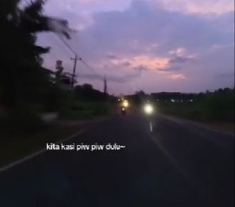 Sederhana saja bahagianya saat riding, bisa saling 'tembak' lampu dengan bus!